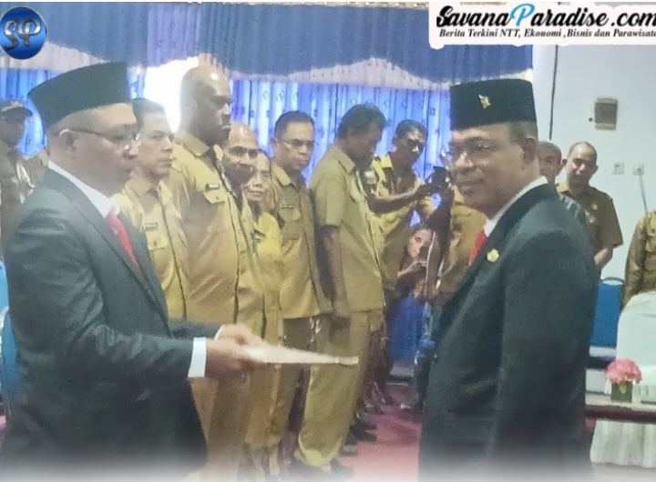Penyerahan SK pelantikan oleh Bupati Ende, Yosef Benediktus Badeoda kepada Kadis Dukcapil terlantik, Yoseph Apolonaris Dosi Woda (Foto: Mateus Bheri/SP)