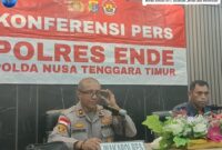 Wakapolres Ende, Ahmad, S.H yang didampingi Kasat Narkoba, AKP Valerianus Vrade Pale saat memberikan keterangan pers dugaan tindak pidana Narkotika (Foto: Mateus Bheri/SP)