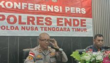 Wakapolres Ende, Ahmad, S.H yang didampingi Kasat Narkoba, AKP Valerianus Vrade Pale saat memberikan keterangan pers dugaan tindak pidana Narkotika (Foto: Mateus Bheri/SP)