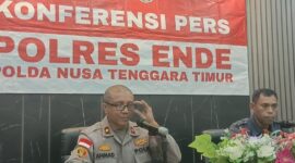 Wakapolres Ende, Ahmad, S.H yang didampingi Kasat Narkoba, AKP Valerianus Vrade Pale saat memberikan keterangan pers dugaan tindak pidana Narkotika (Foto: Mateus Bheri/SP)