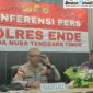 Wakapolres Ende, Ahmad, S.H yang didampingi Kasat Narkoba, AKP Valerianus Vrade Pale saat memberikan keterangan pers dugaan tindak pidana Narkotika (Foto: Mateus Bheri/SP)