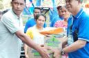 Kwtua DPC Partai Demokrat Kabupaten Ende, Mikael Badeoda menyerahkan bantuan bagi warga terdampak Gempa Flores (Foto: Mateus Bheri/SP)