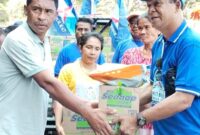 Kwtua DPC Partai Demokrat Kabupaten Ende, Mikael Badeoda menyerahkan bantuan bagi warga terdampak Gempa Flores (Foto: Mateus Bheri/SP)