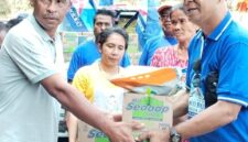 Kwtua DPC Partai Demokrat Kabupaten Ende, Mikael Badeoda menyerahkan bantuan bagi warga terdampak Gempa Flores (Foto: Mateus Bheri/SP)