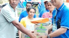 Kwtua DPC Partai Demokrat Kabupaten Ende, Mikael Badeoda menyerahkan bantuan bagi warga terdampak Gempa Flores (Foto: Mateus Bheri/SP)