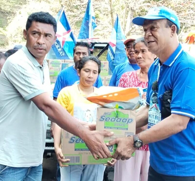 Kwtua DPC Partai Demokrat Kabupaten Ende, Mikael Badeoda menyerahkan bantuan bagi warga terdampak Gempa Flores (Foto: Mateus Bheri/SP)
