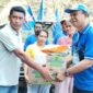 Kwtua DPC Partai Demokrat Kabupaten Ende, Mikael Badeoda menyerahkan bantuan bagi warga terdampak Gempa Flores (Foto: Mateus Bheri/SP)