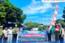 Satlantas Polres Ende bersama FKLLAJ memasang spanduk himbuan (Foto: Mateus Bheri/SP)