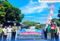 Satlantas Polres Ende bersama FKLLAJ memasang spanduk himbuan (Foto: Mateus Bheri/SP)