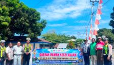 Satlantas Polres Ende bersama FKLLAJ memasang spanduk himbuan (Foto: Mateus Bheri/SP)