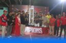 Bupati Ende, Yosef Benediktus Badeoda sekaligus Ketua DPC PDI Perjuangan Kabupaten Ende foto bersama dengan sang juara 1 Seokerano Cup 1 Putra (Foto: Mateus Bheri/SP)