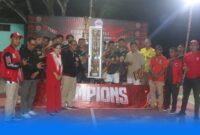 Bupati Ende, Yosef Benediktus Badeoda sekaligus Ketua DPC PDI Perjuangan Kabupaten Ende foto bersama dengan sang juara 1 Seokerano Cup 1 Putra (Foto: Mateus Bheri/SP)