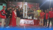 Bupati Ende, Yosef Benediktus Badeoda sekaligus Ketua DPC PDI Perjuangan Kabupaten Ende foto bersama dengan sang juara 1 Seokerano Cup 1 Putra (Foto: Mateus Bheri/SP)