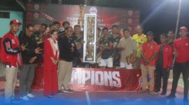 Bupati Ende, Yosef Benediktus Badeoda sekaligus Ketua DPC PDI Perjuangan Kabupaten Ende foto bersama dengan sang juara 1 Seokerano Cup 1 Putra (Foto: Mateus Bheri/SP)