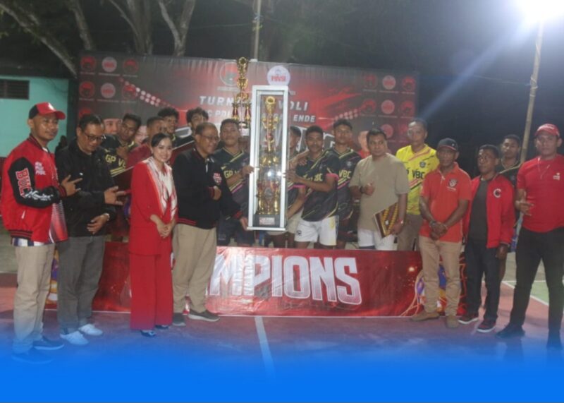 Bupati Ende, Yosef Benediktus Badeoda sekaligus Ketua DPC PDI Perjuangan Kabupaten Ende foto bersama dengan sang juara 1 Seokerano Cup 1 Putra (Foto: Mateus Bheri/SP)