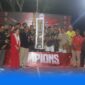 Bupati Ende, Yosef Benediktus Badeoda sekaligus Ketua DPC PDI Perjuangan Kabupaten Ende foto bersama dengan sang juara 1 Seokerano Cup 1 Putra (Foto: Mateus Bheri/SP)
