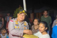 Kapolres Ende AKBP Yudhi Franata, S.I.K., M.H., M.Tr menyerahkan Paket Bansos ke seorang Ibu di Kecamatan Nangapanda (Foto: Mateus Bheri/SP)
