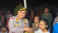 Kapolres Ende AKBP Yudhi Franata, S.I.K., M.H., M.Tr menyerahkan Paket Bansos ke seorang Ibu di Kecamatan Nangapanda (Foto: Mateus Bheri/SP)