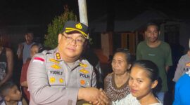 Kapolres Ende AKBP Yudhi Franata, S.I.K., M.H., M.Tr menyerahkan Paket Bansos ke seorang Ibu di Kecamatan Nangapanda (Foto: Mateus Bheri/SP)