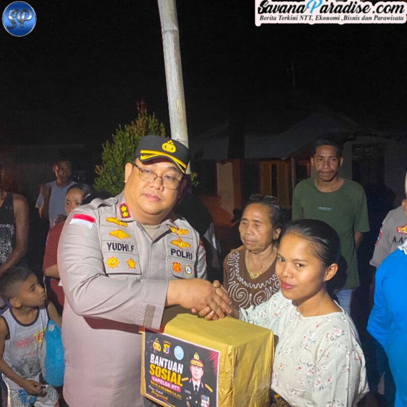 Kapolres Ende AKBP Yudhi Franata, S.I.K., M.H., M.Tr menyerahkan Paket Bansos ke seorang Ibu di Kecamatan Nangapanda (Foto: Mateus Bheri/SP)