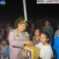 Kapolres Ende AKBP Yudhi Franata, S.I.K., M.H., M.Tr menyerahkan Paket Bansos ke seorang Ibu di Kecamatan Nangapanda (Foto: Mateus Bheri/SP)