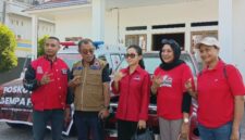 DPC PDI Perjuangan Kabupaten Ende siap menyalurkan bantuan Sembako bagi masyarakat terdampak di Empat Kecamatan (Foto: Mateus Bheri/SP)