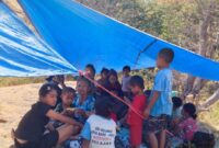 Warga Desa Neotonda, Kecamatan Kotabaru, Kabupaten Ende yang mengungsi di atas bukit pasca gempa mengguncang Flores, Rabu, 15 Agustus 2026 (Foto: Mateus Bheri/SP)