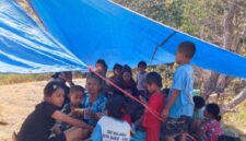 Warga Desa Neotonda, Kecamatan Kotabaru, Kabupaten Ende yang mengungsi di atas bukit pasca gempa mengguncang Flores, Rabu, 15 Agustus 2026 (Foto: Mateus Bheri/SP)