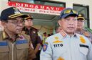 Mendagri, Tito Karnavian yang didampingi Bupati Ende, Yosef Benediktus Badeoda (Foto: Mateus Bheri/SP)
