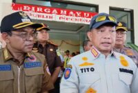 Mendagri, Tito Karnavian yang didampingi Bupati Ende, Yosef Benediktus Badeoda (Foto: Mateus Bheri/SP)