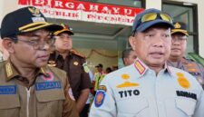 Mendagri, Tito Karnavian yang didampingi Bupati Ende, Yosef Benediktus Badeoda (Foto: Mateus Bheri/SP)