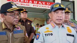 Mendagri, Tito Karnavian yang didampingi Bupati Ende, Yosef Benediktus Badeoda (Foto: Mateus Bheri/SP)