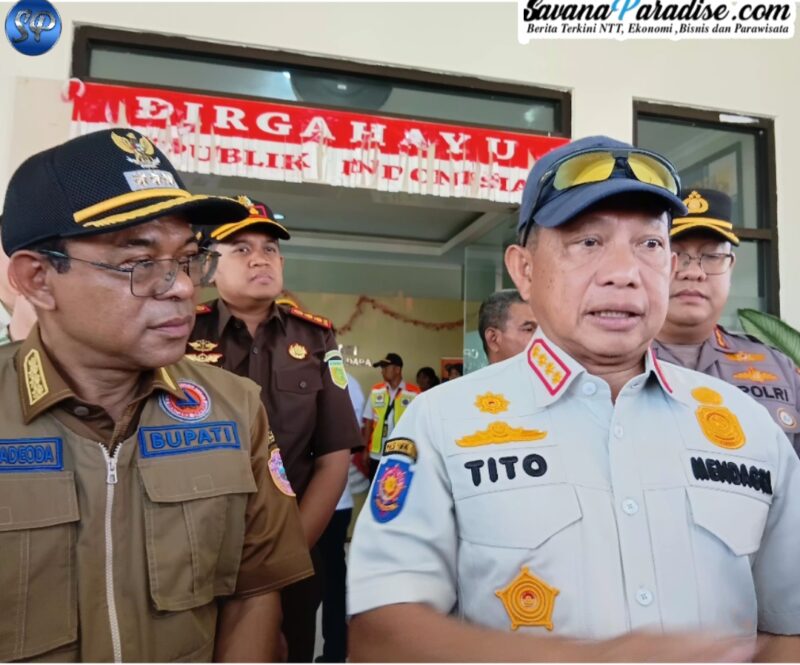 Mendagri, Tito Karnavian yang didampingi Bupati Ende, Yosef Benediktus Badeoda (Foto: Mateus Bheri/SP)