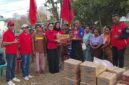 DPC PDI Perjuangan serahkan bantuan kepada masyarakat korban Gempa Bumi Flores (Foto: Mateus Bheri/SP)