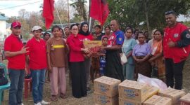 DPC PDI Perjuangan serahkan bantuan kepada masyarakat korban Gempa Bumi Flores (Foto: Mateus Bheri/SP)