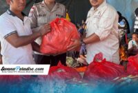 Kepala SPPG Loboniki menyerahkan bantuan kepda Korban terdamapk Gempa di Desa Nuanaga (Foto: Mateus Bheri/SP)