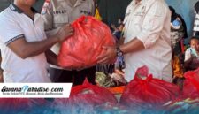 Kepala SPPG Loboniki menyerahkan bantuan kepda Korban terdamapk Gempa di Desa Nuanaga (Foto: Mateus Bheri/SP)