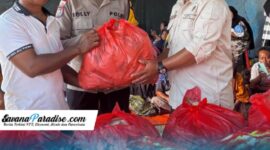 Kepala SPPG Loboniki menyerahkan bantuan kepda Korban terdamapk Gempa di Desa Nuanaga (Foto: Mateus Bheri/SP)