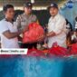Kepala SPPG Loboniki menyerahkan bantuan kepda Korban terdamapk Gempa di Desa Nuanaga (Foto: Mateus Bheri/SP)