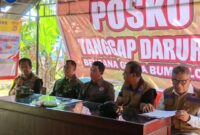 Kepala BNPB, Letjen TNI Dr. Suharyanto, S. Sos,.M.M pimpin rapat bersama Bupati dan Wakil Bupati Ende saat berkunjung ke Ende meninjau lokasi korban terdampak bencana gempa Flores (Foto: Mateus Bheri/SP)