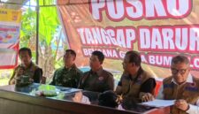 Kepala BNPB, Letjen TNI Dr. Suharyanto, S. Sos,.M.M pimpin rapat bersama Bupati dan Wakil Bupati Ende saat berkunjung ke Ende meninjau lokasi korban terdampak bencana gempa Flores (Foto: Mateus Bheri/SP)