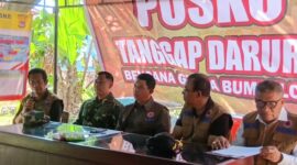 Kepala BNPB, Letjen TNI Dr. Suharyanto, S. Sos,.M.M pimpin rapat bersama Bupati dan Wakil Bupati Ende saat berkunjung ke Ende meninjau lokasi korban terdampak bencana gempa Flores (Foto: Mateus Bheri/SP)