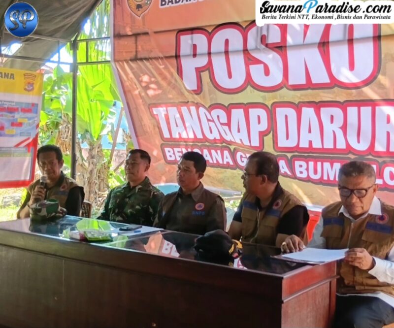 Kepala BNPB, Letjen TNI Dr. Suharyanto, S. Sos,.M.M pimpin rapat bersama Bupati dan Wakil Bupati Ende saat berkunjung ke Ende meninjau lokasi korban terdampak bencana gempa Flores (Foto: Mateus Bheri/SP)