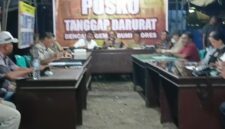 Pertemuan antara BNPB, Bupati dan Wakil Bupati Ende, Kepala BPBD Kabupaten Ende bersama Camat, Lurah, dan Kepala Desa se-Kabupaten Ende di Posko Tanggap Darurat Bencana Gempa Flores (Foto: Mateus Bheri/SP)