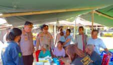 Kapolres Ende sedang memantau proses pemeriksaan kesehatan bagi warga di Desa Ngalupolo (Foto: Mateus Bheri/SP)