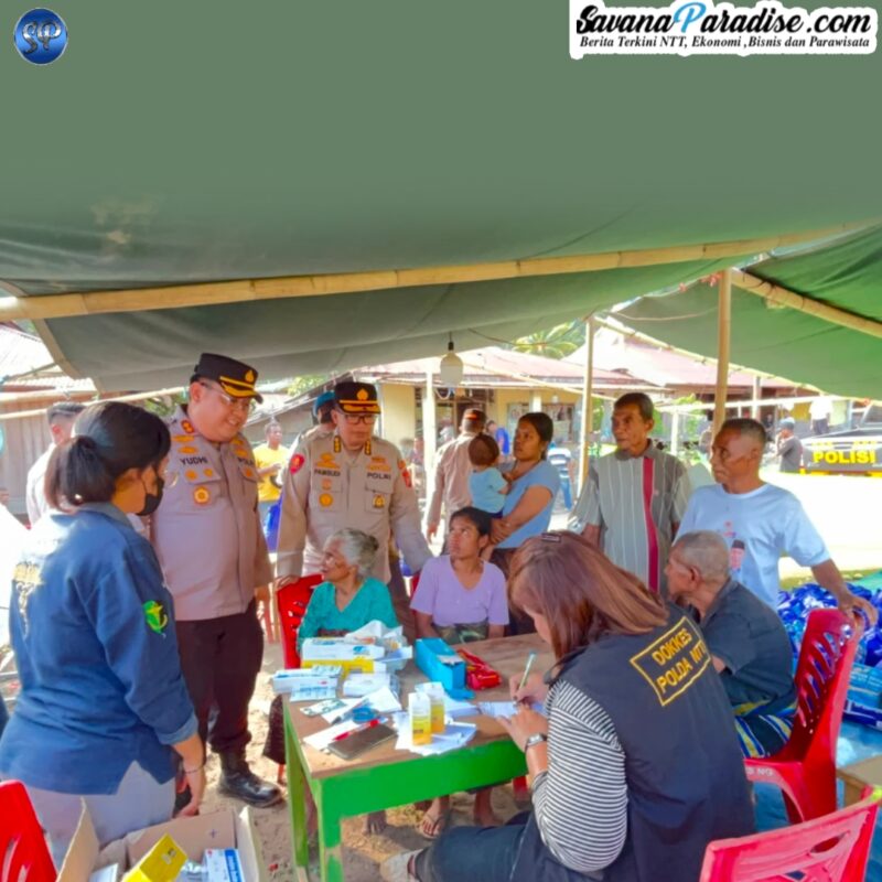 Kapolres Ende sedang memantau proses pemeriksaan kesehatan bagi warga di Desa Ngalupolo (Foto: Mateus Bheri/SP)