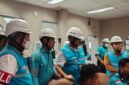 Direktur Utama PT PLN Nusantara Power Service (NP Services), Jakfar Sadiq bersama Direktur Operasional dan Pemeliharan bersama didampingi jajaran PLTU Ropa meninjau lokasi pembangkit (Foto: Mateus Bheri/SP)