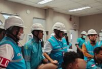 Direktur Utama PT PLN Nusantara Power Service (NP Services), Jakfar Sadiq bersama Direktur Operasional dan Pemeliharan bersama didampingi jajaran PLTU Ropa meninjau lokasi pembangkit (Foto: Mateus Bheri/SP)