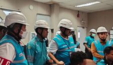 Direktur Utama PT PLN Nusantara Power Service (NP Services), Jakfar Sadiq bersama Direktur Operasional dan Pemeliharan bersama didampingi jajaran PLTU Ropa meninjau lokasi pembangkit (Foto: Mateus Bheri/SP)
