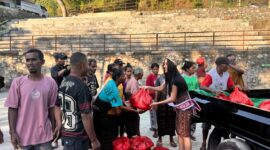 Putri Pariwisata Indonesia 2026, Lusia Carmenita Rosalia Lamba sedang membagikan Paket Sembako kepada warga (Foto: Mateus Bheri/SP)